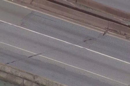 Imagem colorida, trecho do viaduto com rachaduras - Metrópoles