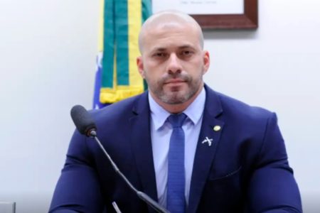 imagem colorida de Daniel Silveira de terno