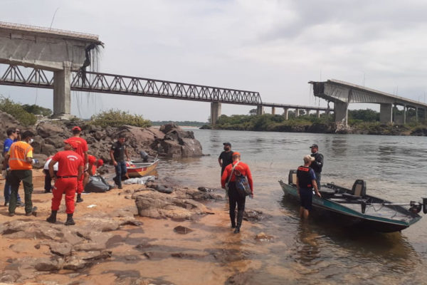 Corpo de Bombeiros localiza a motorista e o caminhão carregado com ácido sulfúrico e que está submerso sobre o Rio Tocantins após desabamento da Ponte Juscelino Kubitschek de Oliveira Metrópoles