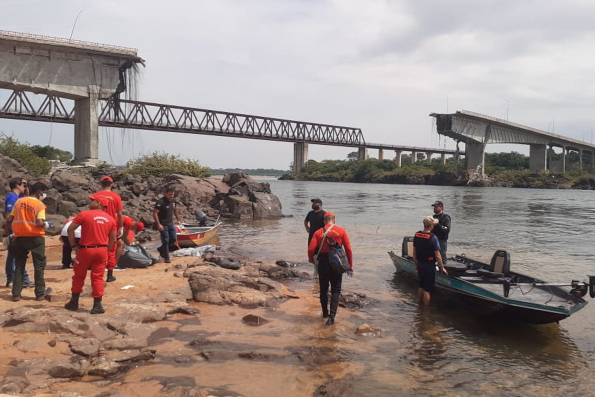 Corpo de Bombeiros localiza a motorista e o caminhão carregado com ácido sulfúrico e que está submerso sobre o Rio Tocantins após desabamento da Ponte Juscelino Kubitschek de Oliveira Metrópoles