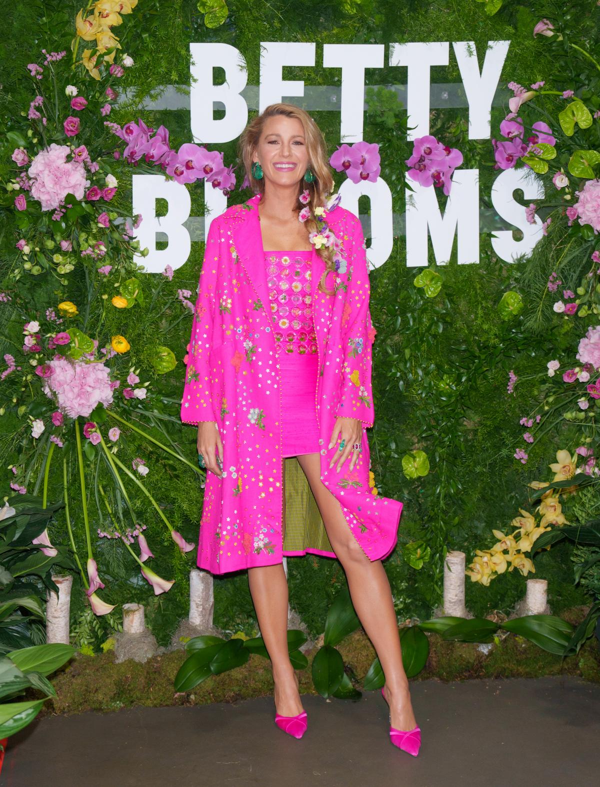 Na imagem com cor, foto da Blake Lively na premiere de É assim que acaba - metrópoles