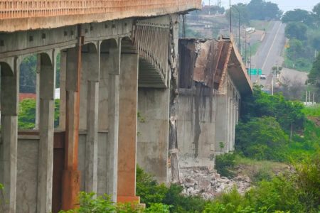 Imagem colorida desabamento de ponte