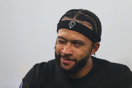 Foto colorida de Memphis Depay durante jogo do Corinthians contra o Racing - Metrópoles