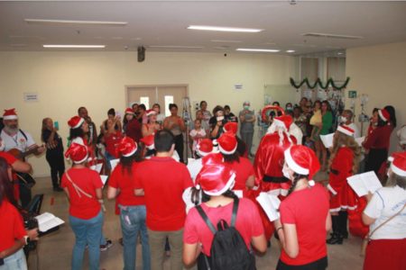 O clima natalino chegou ao Hospital Regional de Santa Maria (HRSM) nesta segunda-feira (23/12), com uma Cantata de Natal promovida por membros da Pastoral da Saúde da Paróquia Santa Mãe de Deus, a ação contou com a entrega de presentes e apresentações musicais para as crianças internadas na unidade.