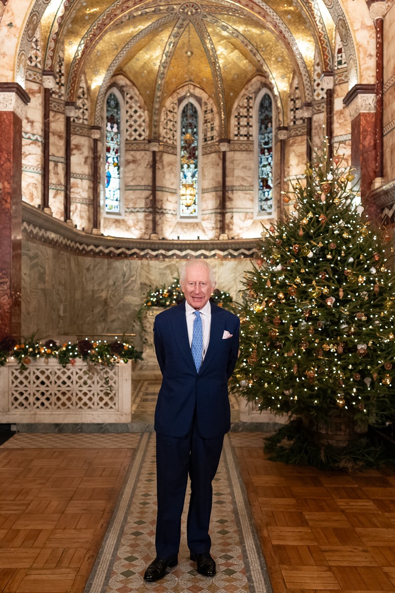 Rei Charles III quebra protocolo em discurso de Natal de 2024