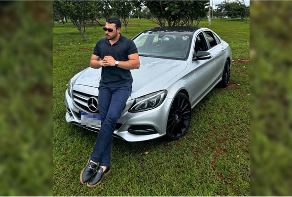 homem encostado em Mercedes-Benz
