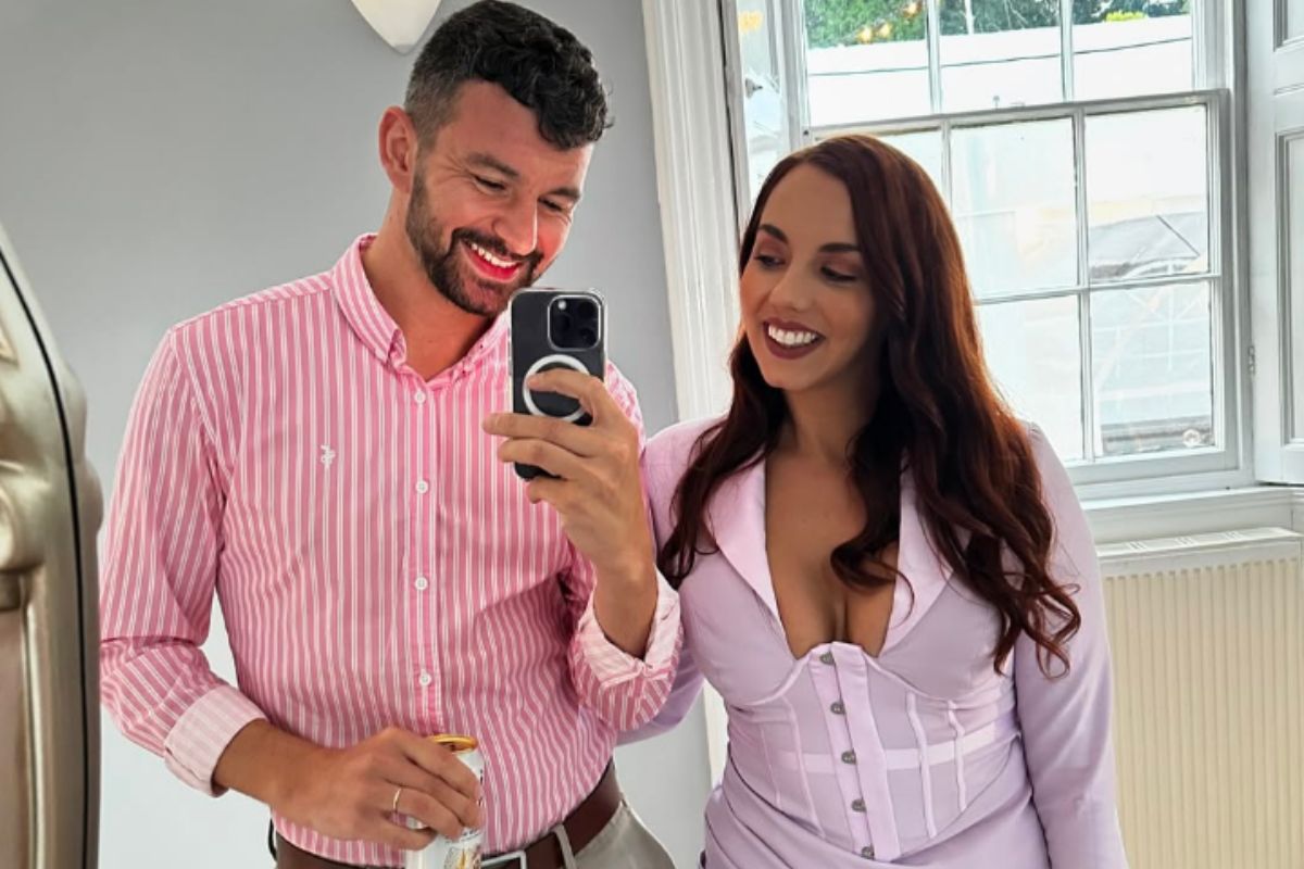 Foto colorida de um casal - Metrópoles