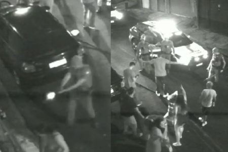 Imagem em preto e branco de abordagem policial