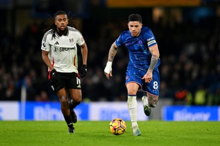 Imagem colorida de Enzo Fernandez em duelo entre Chelsea e Everton- Metrópoles