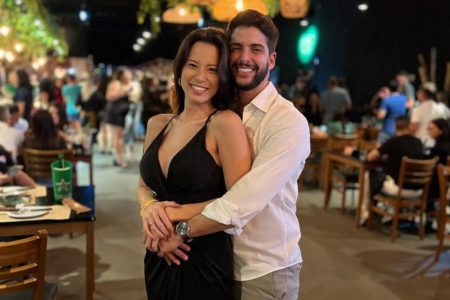 Imagem colorida de mulher e homem brancos, abraçados, usando roupa formal - Metrópoles