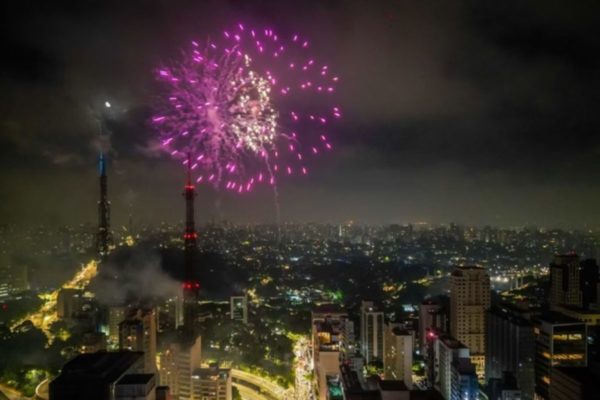 Gloria Groove, MC Livinho, Bruno & Marrone e Mocidade Alegre fazem parte da programação do Réveillon na Paulista. O evento é gratuito - Metrópoles