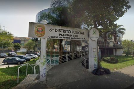 Entrada de delegacia com os dizeres: 6º Distrito Policial; policiais da unidade são denunciados por receber propina