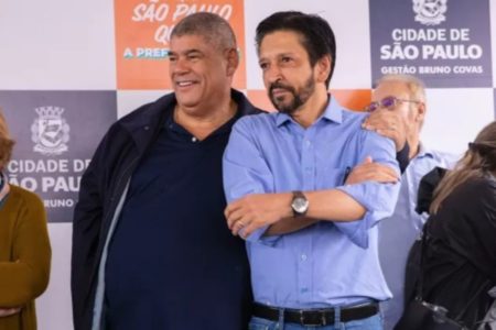 Imagem colorida mostra Milton Leite (União) abraçado a Ricardo Nunes (MDB) - Metrópoles