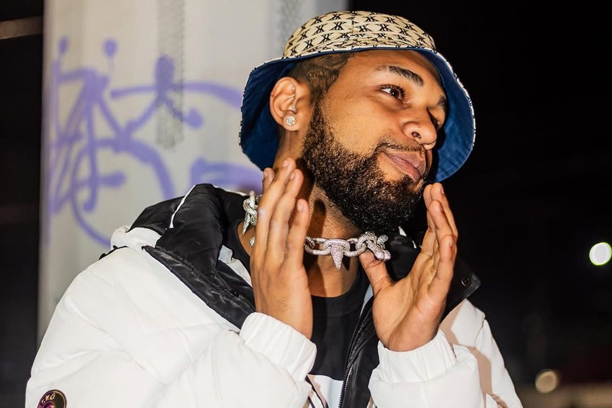 Foto colorida do rapper Sos - Metrópoles