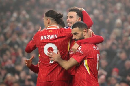 Imagem colorida dos jogadores do Liverpool comemorando gol - Metrópoles