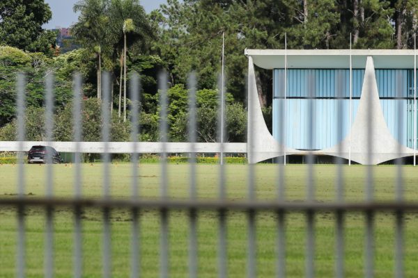 Presidente da Câmara dos Deputados, Arthur Lira (PP-AL), é visto saindo do Palácio da Alvorada após se encontrar com o presidente Lula Metrópoles