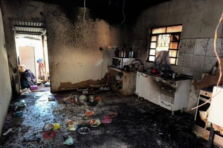 Imagem colorida, cozinha da casa destruída pelo incêndio - Metrópoles