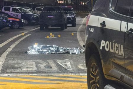 Corpo do empresário Antônio Vinicius Gritzbach coberto na cena do crime - Metrópoles