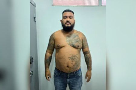 Segundo a polícia, o homem conhecido com Morcegão atua como torre do PCC no interior. Outros 2 homens também foram presos na Operação Narcos - Metrópoles