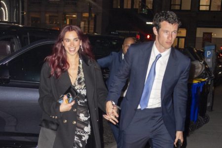 Imagem colorida de Dua Lipa e Callum Turner. Ele usa terno azul e ela, vestido preto - Metrópoles