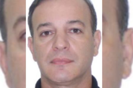 Homem branco, sem barba, cabelo curto e camisa polo - Metrópoles