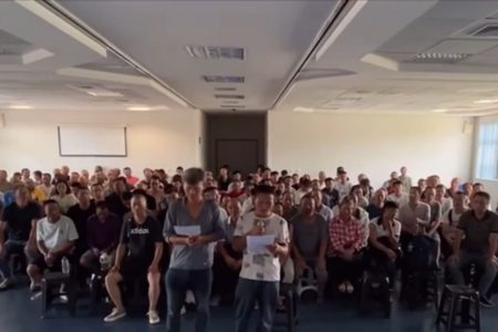 Imagem coloriza mostra funcionários de terceirizada da BYD - MEtrópoles