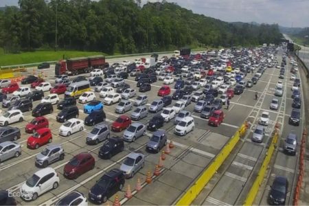 Dois trechos da Imigrantes apresentam congestionamento neste sábado. Tráfego está lento em outras rodovias que levam ao litoral paulista - Metrópoles