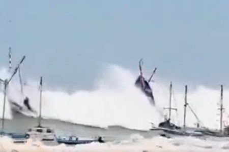 imagem colorida de ondas fortes atingindo o Peru