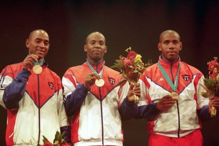 Imagem colorida do time de Cuba campeão de esgrima nas Olimpíadas de Sidney- Metrópoles