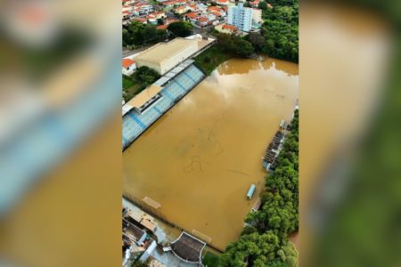 imagem colorida mostra vista aérea do estádio Estádio José Ferreira Alves, em Tietê. ele está completamente alagado, com uma água de tom terroso.