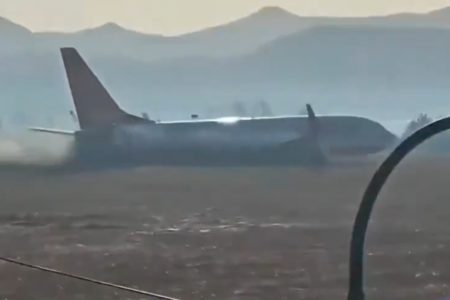 imagem colorida de Avião explode na pista de aeroporto da Coréia do Sul