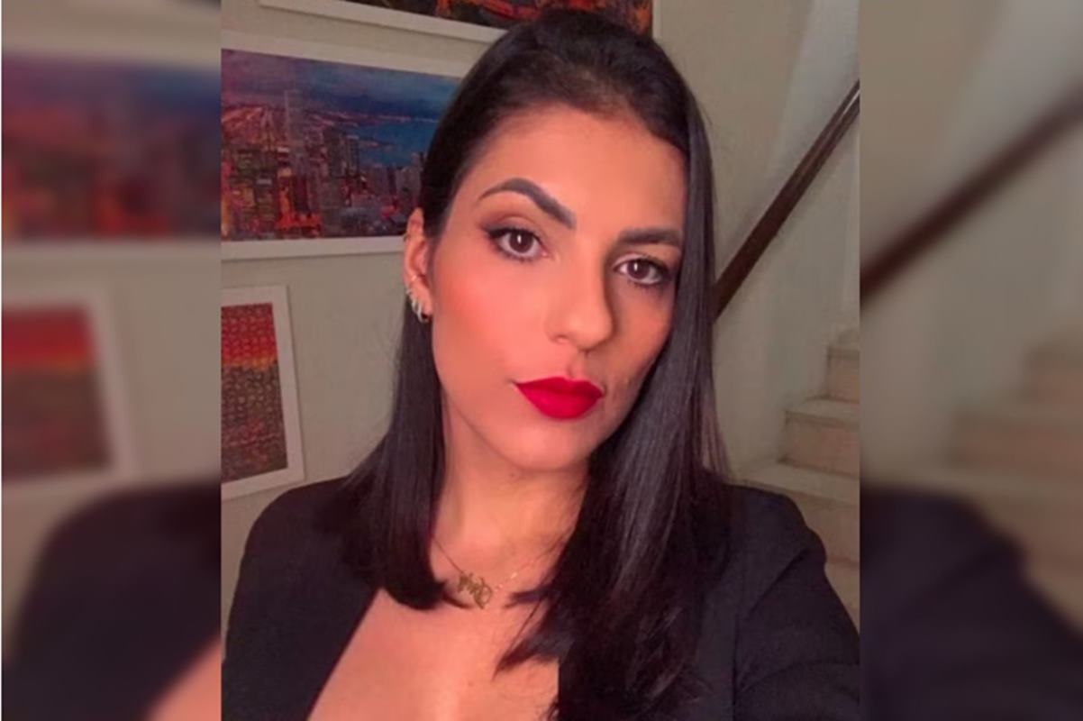 Mulher de batom vermelho