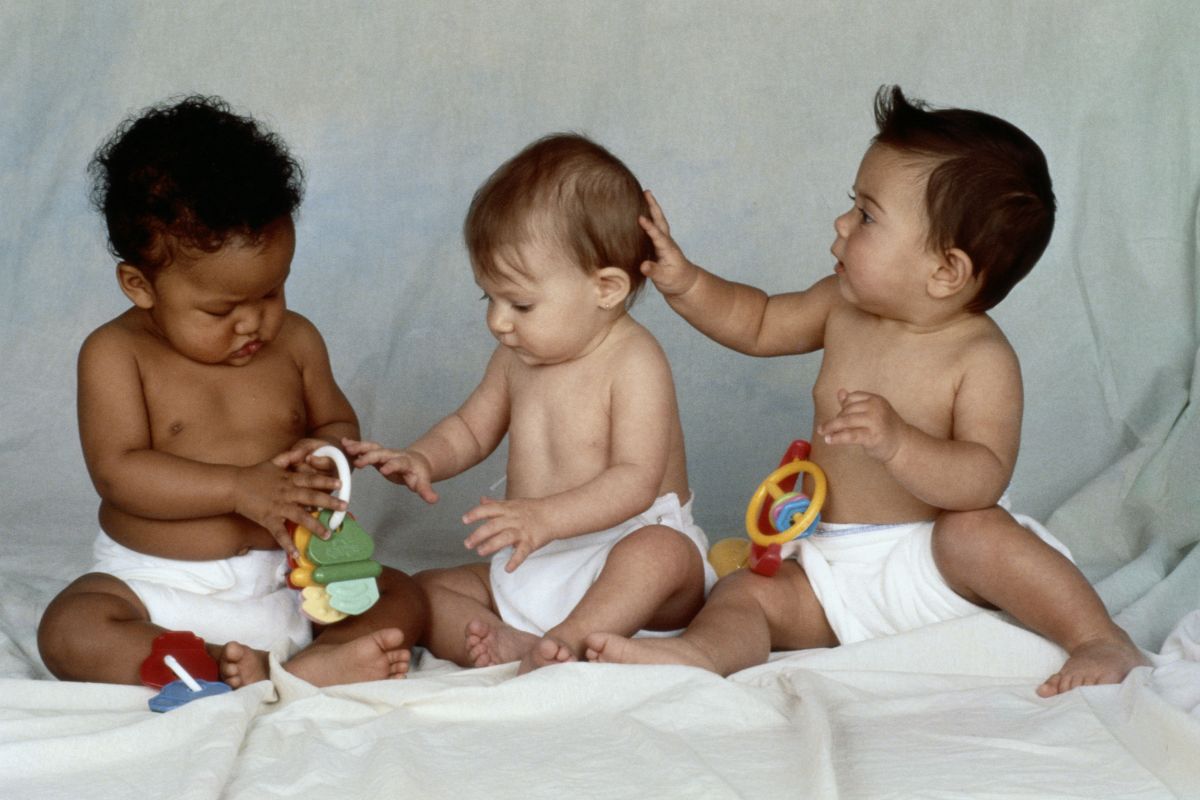 Foto colorida de três bebês - Metrópoles