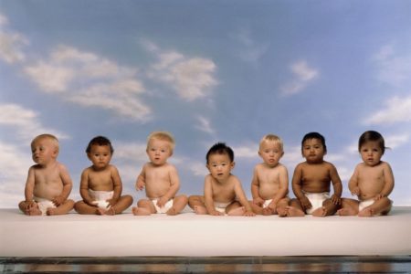 Foto colorida de vários bebês - Metrópoles