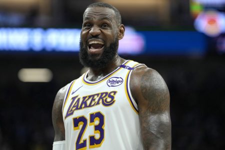 Imagem colorida de LeBron James sorrindo - Metrópoles