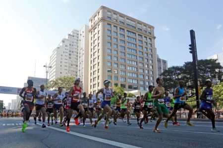 Foto colorida da Corrida de São Silvestre, disputada em São Paulo, em 2016 - Metrópoles