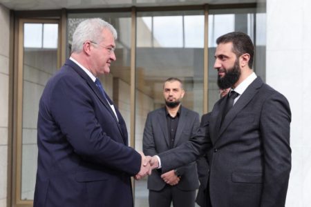 Imagem colorida mostra líder da Síria e chanceler da Ucrânia - Metrópoles