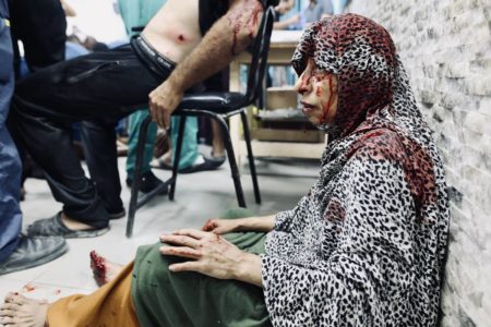 Imagem colorida mostra mulher ferida em hospital na Faixa de Gaza - Metrópoles