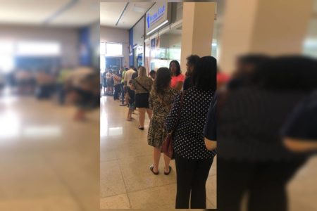 Fila em frente a loterica