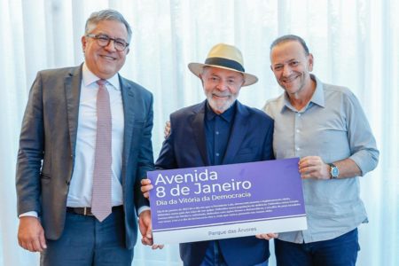 Imagem colorida do ministro Alexandre Padilha, presidente Lula e ex-prefeito Edinho Silva com placa da Avenida 8 de Janeiro - Metrópoles