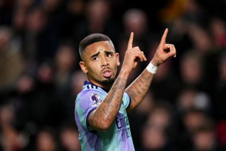 Imagem colorida de Gabriel Jesus no Arsenal - Metrópoles