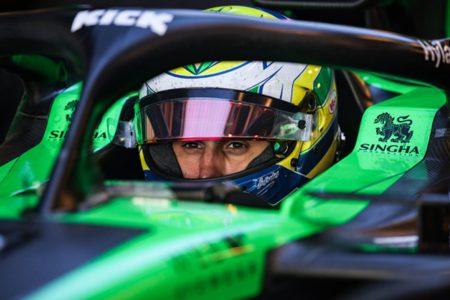 Imagem colorida de Gabriel Bortoleto em carro da Sauber - Metrópoles