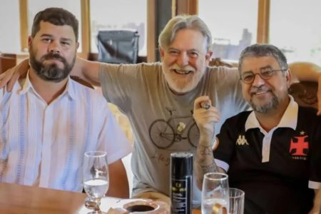 Foto colorida do neto de Fidel Castro com o prefeito Quaquá e o ator José de Abreu - Metrópoles