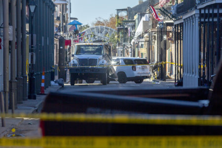 Postos de controle policial na Bourbon Street e ao redor dela, depois que um veículo atingiu a multidão de Ano Novo em um distrito turístico, disseram as autoridades locais em Nova Orleans, Louisiana, Estados Unidos, em 1º de janeiro de 2025