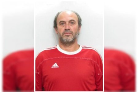 Foto colorida de homem com barba branca