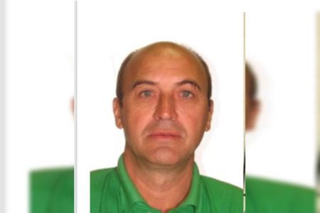 Foto colorida de homem careca com olhos claros