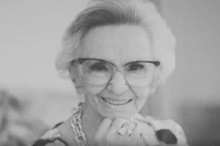Mulher de óculos sorrindo