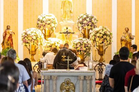 Imagem colorida de igreja com flores brancas para médica que morreu na Tailândia