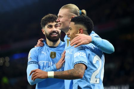 imagem colorida trio do Manchester City - Metrópoles