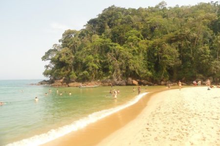 Imagem mostra praia em Ubatuba, no litoral norte de SP - Metrópoles